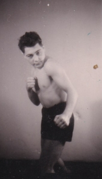 Fotografické negativy s fotografiemi Viktora Fische jako boxera 