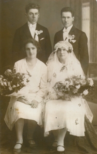 Svatba Jana Rachače mladšího s Boženou Sládkovou (oba vlevo), rok 1930