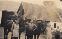 Anna Zasadilová (vpravo na koni) s příbuznými (cca 1940)