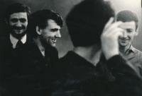 Svazácký kongres v Olomouci, duben 1969, zprava: Miroslav Tyl, Karel Kovanda, Ivan Dejmal a neznámý fousáč (irský)