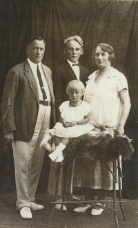 Děda, strýc Alois, babička, maminka - dvouletá, 1924 