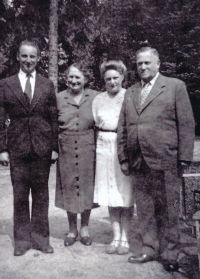 Zleva: strýc, babička, maminka, dědeček, Konopiště 1936 
