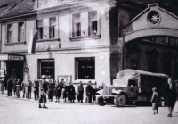 Benešov, 1945, Vojáci ROA generála Vlasova při příjezdu, Masarykovo náměstí, před hotelem Na Knížecí, kde měl dědeček vinárnu