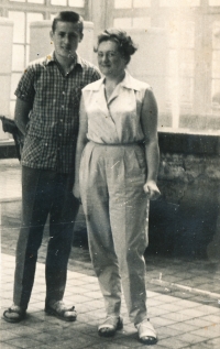 Karlovy Vary 1962, pamětník s matkou, před vojnou