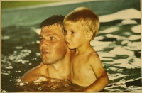 Peter Šťastný s jedným zo synov na kúpalisku, Quebec, niekedy v polovici 80-tych rokov 20. storočia.