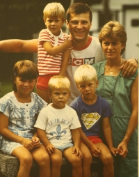 Peter Šťastný with his wife and young children in Quebec, sometime in the 1980s