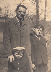 Jaroslav Kubínek s bratrem a otcem na jaře 1949