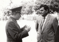 Jaroslav Kubínek se sovětským generálem Eduardem Vorobjovem před rokem 1989