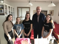 Zbyněk Krejčíř spolu se žáky, kteří jeho příběh nahrávali v rámci projektu Příběhy našich sousedů v Brně