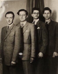 Josef Kulman se spolužáky (druhý zleva)
