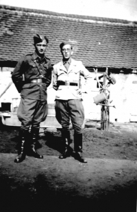 Bedřich Kyselka vlevo, vpravo jeho bratranec Stanislav Kyselka, také válečný veterán; Žatec, 1945 