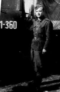 Bedřich Kyselka u svého vozu, Liptovský Hrádek, 1945 