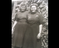 Helena (vľavo) a Eva Lengyelové v Kisbéri, 1942