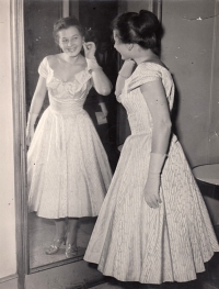 Eva Mudrová before presenting a fashion show in Palace hotel in Ostrava in 1959
