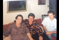 Pani Alžbeta (vpravo) so svojou mamou, 90. roky