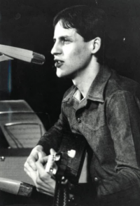 Petr Fejfar v 70. letech jako kytarista na koncertě