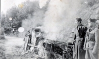 nákladné auto v plameňoch po leteckom bombardovaní kolóny prevážajúcej slovenských vojakov na talianskom fronte