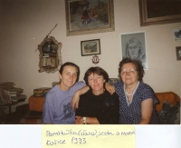 Pamätníčka (vľavo), sestra a mama, Košice 1993