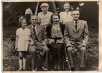 Věra s rodiči a dědečkem (zleva), v horní řadě sourozenci Zdeněk a Jitka