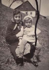 Babička a maminka Hany Svobodové během druhé světové války na snímku z fotoaparátu, darovaného ze Švýcarska