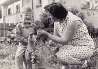 Bratr Hany Svobodové Miloslav Lubas se svou tetou Hermínou Mayerovou při její návštěvě ČSSR v 60. letech 20. století