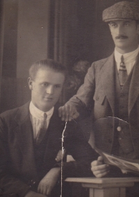 Dědeček pamětnice Bohuslav Doubravský (vlevo) a jeho švýcarský švagr Fritz Mayer ve 20. letech 20. století
