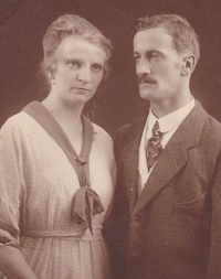 Strýček ze Švýcarska Fritz Mayer se svou manželkou Hedou, za svoboda Doubravskou - pratetou pamětnice