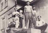 Otec pamětnice Miloslav Lubas (nejvyšší uprostřed) v druhé polovině 60. let 20. století ještě před amputací nemocné nohy
