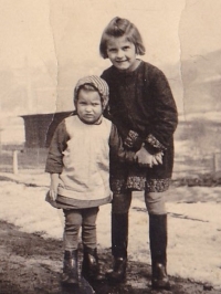 Maminka pamětnice Hana (tehdy Doubravská) se svou sestrou Libuškou krátce po druhé světové válce