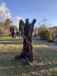 Dřevěná skulptura na zahradě Galerie, autor Josef Musil, asi 1999