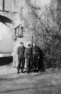 U vjezdu do horního areálu zámku Zelená Hora