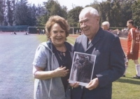 Josef Jančar s Jiřinou Bohdalovou a společnou fotografií
