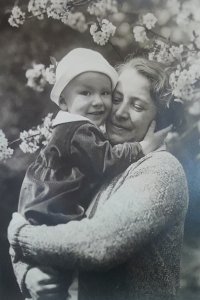 Malý Jiří Málek s maminkou