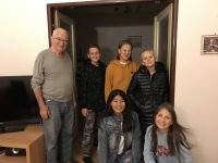 Otto Šplíchal s dětmi ze ZŠ Palmovka v rámci projektu Příběhy našich sousedů