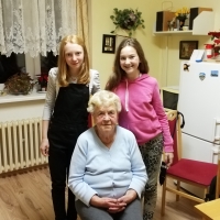 Emilie Škábová při nahrávání svého příběhu pro projekt Příběhy našich sousedů, Paměť národa