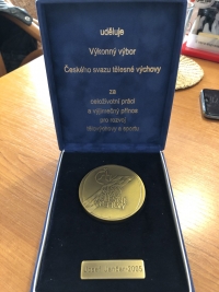 Medaile za celoživotní práci a výjimečný přínos pro rozvoj tělovýchovy a sportu od Výkonného výboru Českého svazu tělesné výchovy z roku 2005