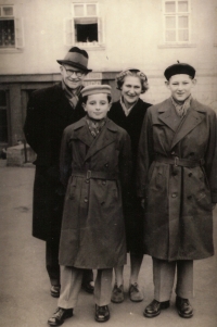  Jan Gogola (chlapec vlevo) při první návštěvě Prahy s rodiči spolužáka Stužky, pan Stužka byl advokát, rok 1958