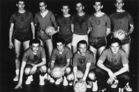 Basketbalové mužstvo Spartaku Uherské Hradiště, za přesnost byla jeho ruka  poctěna názvem „golden hand“, polovina 60. let (Jan Gogola ve spodní řadě vlevo)