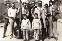 Velikonoce, chodili jsme šlahat s hudeckou muzikou, zleva: Jiří Charuza, Ivan Blaha, u basy Jiří Masařík, za ním notář František Vyhlíd, po jeho levici Jan Gogola, vpředu dvojčata Charuzovi, Pavel Marek, za ním Jan Maděrič, vpravo primáš Josef Kučera, patrně v letech 68-70.