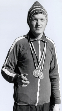 Jiří Kráčalík s medialemi na Mistrovství Československé lidové armády ve sjezdovém lyžování, zima 1974