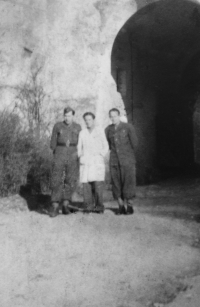 U průjezdu do zámku Zelená Hora