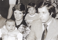 Při vítání občánků ve Velké Dobré v roce 1978 byl František Kaberle starší se svým čerstvě narozeným synem Tomášem a druhým synem, pětiletým  Františkem (vzadu). Tomáše drží jeho maminka Ludmila Kaberlová
