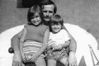 Se svými potomky Lenkou a Honzou u pradědečků v Kněžpoli, 1973