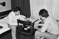 Čekání na azyl v Jugoslávii – s bratrem na pokoji v hostelu (1982)
