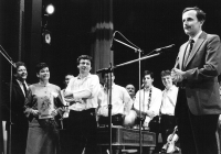 S Hradišťanem na vystoupení v Uherském Brodě, vlevo primáš a zpěvák brodské CM Olšavy Luboš Málek a Jura Pavlica za CM Hradišťan, začátek 80. let 