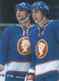 František Kaberle starší (vpravo) v dresu Poldi SONP Kladno se spoluhráčem Eduardem Novákem