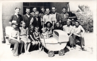Dolní řada zleva - rodina Hořejších, 1945