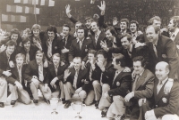 Českoslovenští hokejisté se radují z titulu mistrů světa ve Vídni 1977. František Kaberle starší stojí v druhé řadě třetí zprava. Nalevo a napravo od něj jsou spoluhráči z Kladna Eduard Novák a Milan Nový