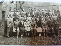 Františka se třídou na elektrotechnickém výučním oboru ve Vysočanech v roce 1950