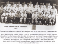 Mistři světa z Vídně 1977. František Kaberle starší stojí druhý zleva v druhé řadě